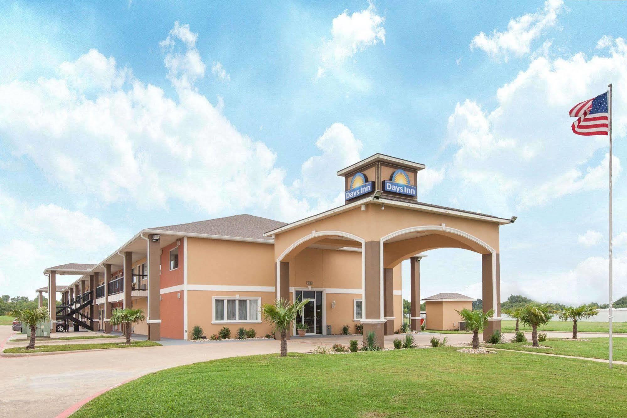 Days Inn By Wyndham Ennis Exterior photo